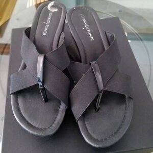 Donald J. Pliner Thong/Sandal Black Patent Size 7.5M